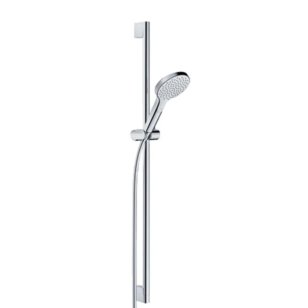 Brause-Set von Kludi mit Handbrause und Halterung, montiert an einer vertikalen Stange. Die Oberfläche ist in glänzendem Chrom gehalten.